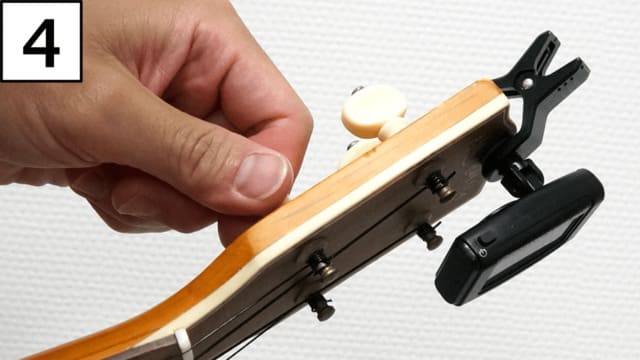 ペグを回す