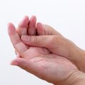 ギターで指先が痛いのはいつまで?!痛みを軽くする練習方法